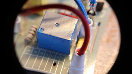 Focus sul primo piano Scheda di alimentazione con componenti elettrici.