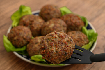 Kotlety mielone na obiad gotowe do jedzenia na talerzu, pyszne mięso 