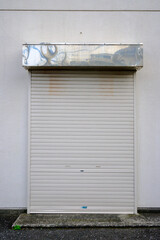 この入口は長く開いたことのない廃墟のシャッター。昔はお店