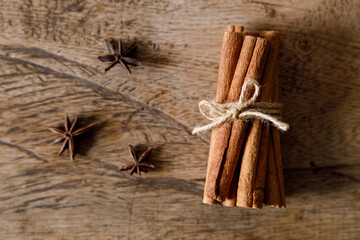 Obraz premium cinnamon sticks on wooden background