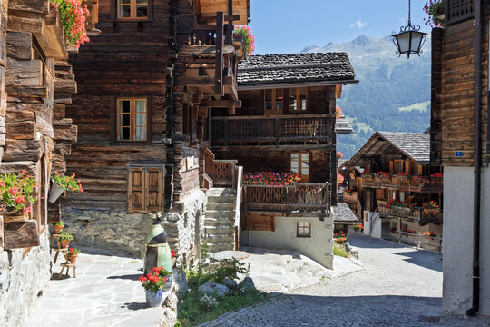 Vieux chalets de madriers dans le village pittoresque de montagne de Grimentz, dans les Alpes valaisannes, Suisse