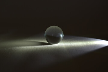 Formes transparentes, réflexion de la lumière, prisme, sphère et cube