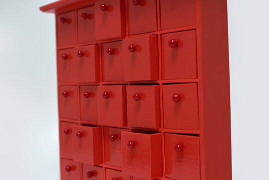 Meuble &agrave; tiroirs, penture rouge, esprit japonais