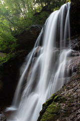 Obraz premium 裏側に回れる美しい滝 雷滝