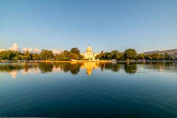 Obraz premium United States Capitol reflected on the pool at sunset