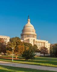 Obraz premium United States Capitol under a blue sky at sunset