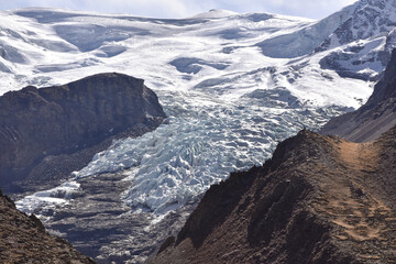 A Frozen Glacier in Tibet Winds Its Way Through the Mountains