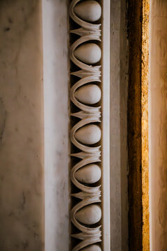 Dettagli architettonici Echino a ovoli marmo e oro