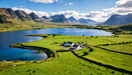 Fototapeta premium Panorama pittoresque du lac entouré de montagnes
