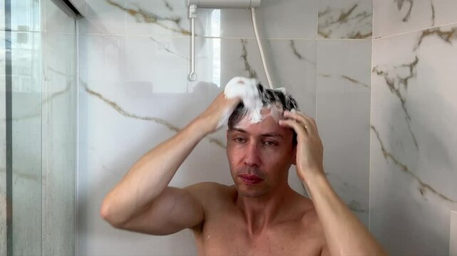 homem lavando o cabelo com shampo