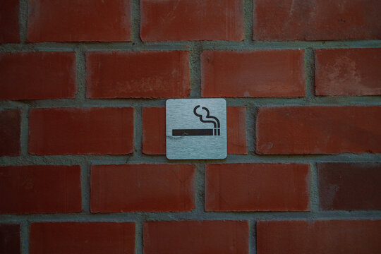  Smoking area zone, Smoking sign. Smoking corner outdoors between office buildings. Outdoor designated smoking area for smokers. High quality photo