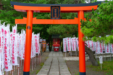 紅葉に包まれる秋の榛名神社 随神門　群馬県高崎市