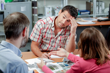 Obraz premium Couple in consultation with decorator