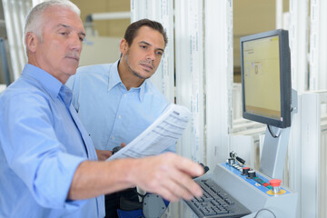 Obraz premium two engineers discuss something in a factory