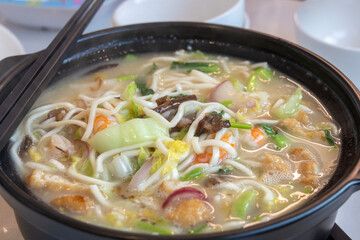 Braised noodles with seafood
