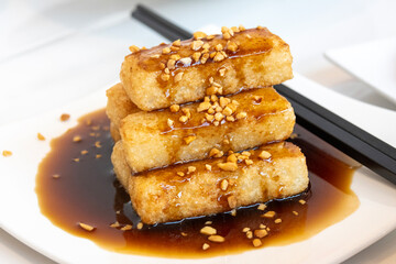 Brown sugar glutinous rice cake with sauce served dish