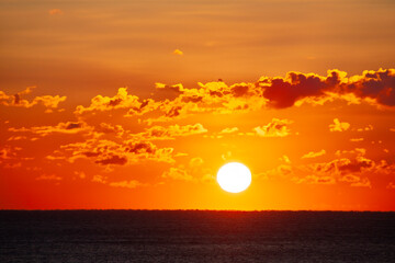 水平線から昇る朝日