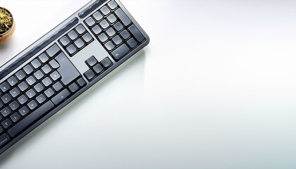 白い背景にスタイリッシュなデザインのキーボードが隅に置かれている