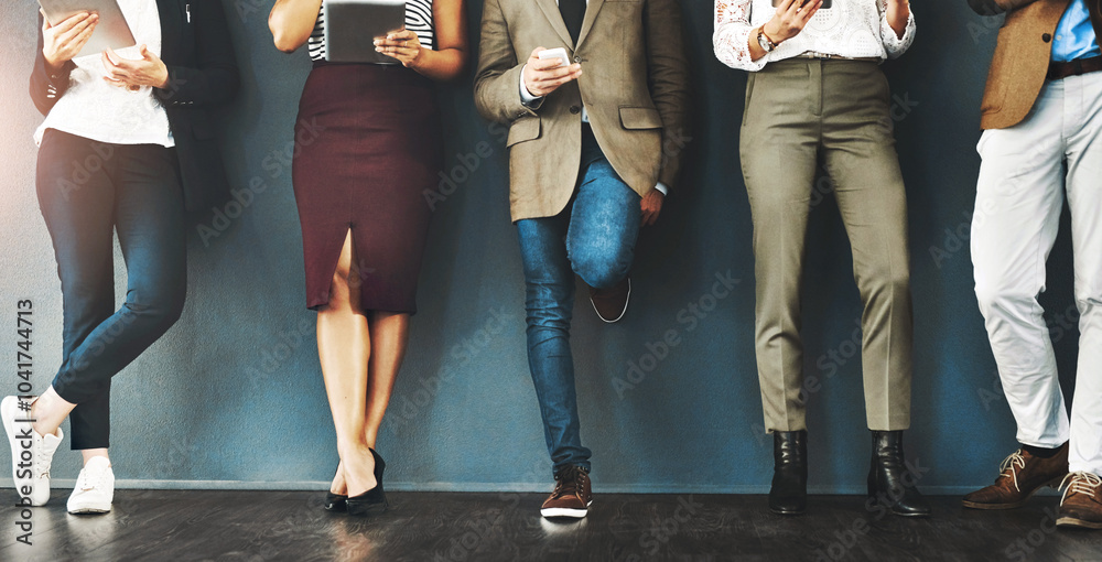 Aufkleber connected, communication and network of diverse businesspeople using multimedia technology, waiting 