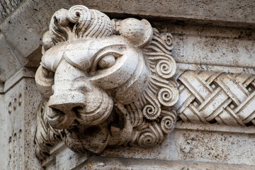 Leone di Pietra sull'Angolo di un Palazzo nel Quartiere Coppedè, Art Déco, Roma