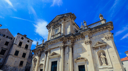 Obraz premium Historic baroque architecture in Dubrovnik Croatia under a clear blue sky during daylight hours