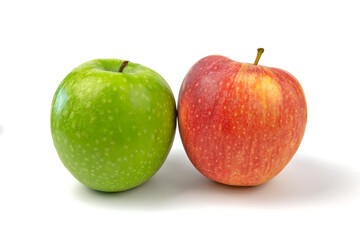 pomme rouge et verte, en gros plan, isolées sur un fond blanc