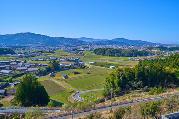 Fototapeta premium 新東名の長篠設楽原パーキングエリア下り展望台からの愛知県新城市の眺望