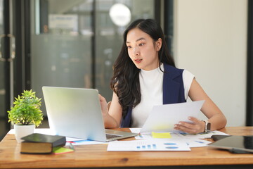 Fototapeta premium Asian woman succeeds at office