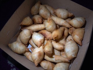 Banana molen or banana molen is a snack dish made from bananas wrapped in thin flour sheets which are then fried in oil. Has a delicious and delicious taste. Traditional Indonesian Cake Food.