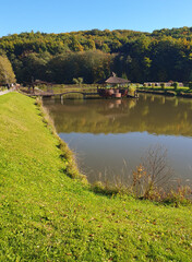 Obraz premium Autumn landscape, autumn forest reflected in the lake, golden autumn