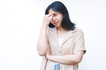 Fototapeta premium confused asian woman hold her head feels stressed and overwhelmed wearing casual clothes isolated on white background