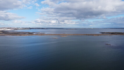 Luftaufnahme der Küste von Galway in Irland im März