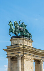 Obraz premium Heroes' Square - Statues of Historic Hungarians. in Budapest, Hungary.