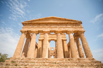 Obraz premium ruins of the temple in the valley of temples in Agrigento in sicily