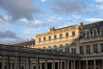 Fototapeta premium Le Palais-Royal à Paris près du Palais du Louvre