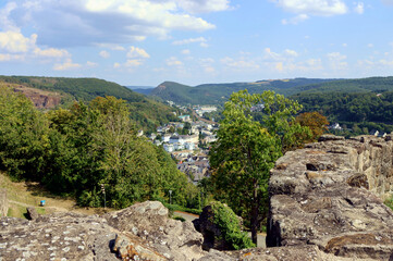 Aussicht auf die Kleinstadt Kirn am Fluss Nahe von der Burgruine Kyrburg im Landkreis Bad Kreuznach im deutschen Bundesland Rheinland-Pfalz. Aussicht vom Premium-Wanderweg Vitaltour 3-Burgen-Weg.