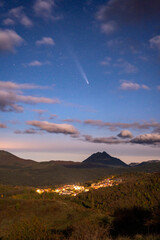 Obraz premium Cometa Atlas Tsuchinshan en las montañas