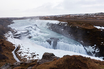 Paisaje de la catarata de Gullfoss nevada, Islandia.
