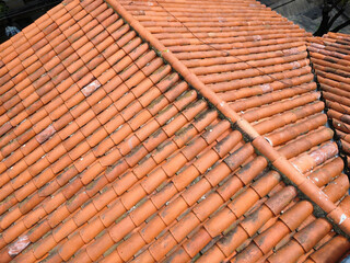 techo de tejas antiguas en casa de ciudad