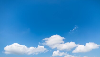 Fototapeta premium 맑고 푸른 하늘에 떠있는 구름들