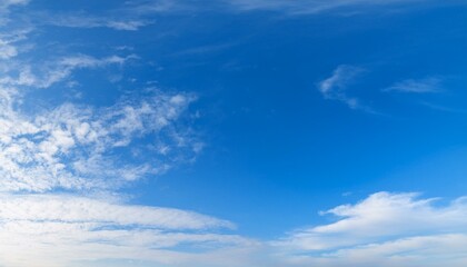 Obraz premium 맑고 푸른 하늘에 떠있는 구름들