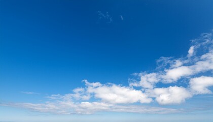 맑고 푸른 하늘에 떠있는 구름들