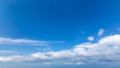 Fototapeta premium 맑고 푸른 하늘에 떠있는 구름들