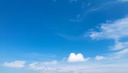맑고 푸른 하늘에 떠있는 구름들