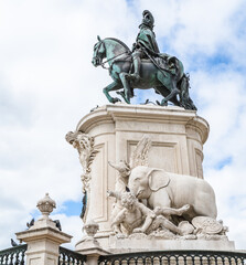 Obraz premium Low angle shot of the King José statue against a cloudy sky at the Praca do Comercio in Lisbon, Portugal