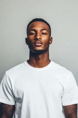 Obraz premium Stylish man wearing an oversized t-shirt in a minimalist studio setting