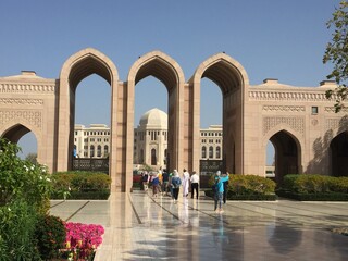 Obraz premium Looking through outdoor archways towards the Sultan Kaboos Grand Mosque, Muscat, Oman