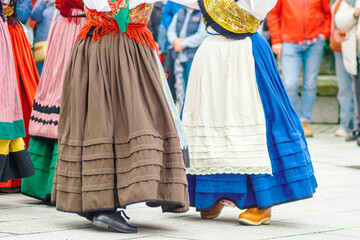 Naklejka premium women dressed in the traditional costume of Galicia dancing to popular music, folklore party