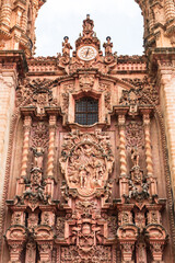 Obraz premium Taxco, Guerrero, Mexico - 29 November 2022: Santa Prisca church and details of the exterior