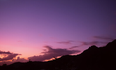 Coucher de soleil sur une colline